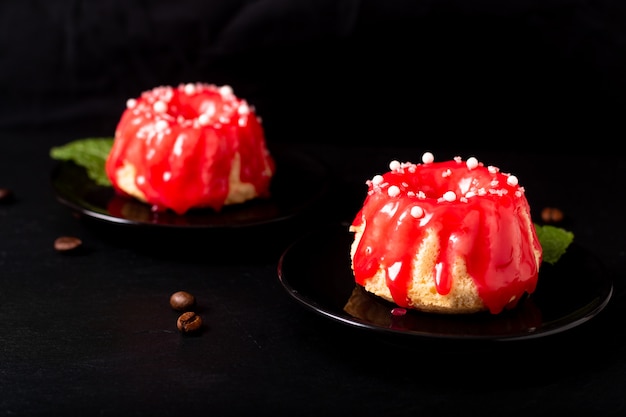 Gâteau éponge aux fruits rouges de boulangerie alimentaire concept fait maison été sur plaque de pierre ardoise noire