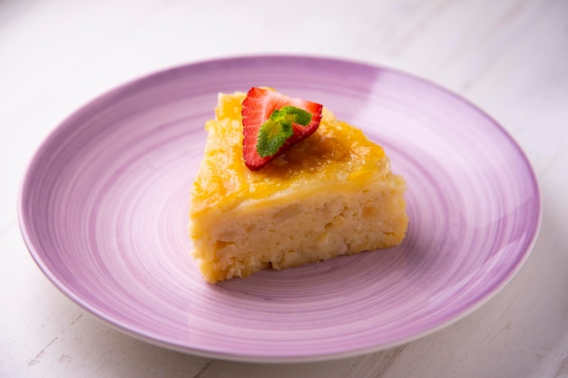 Gâteau éponge aux pommes sur une plaque en bois.