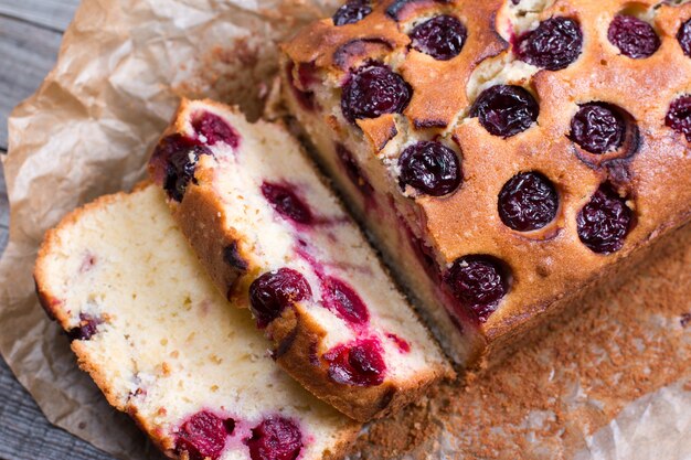 Gâteau éponge cerise sur bois