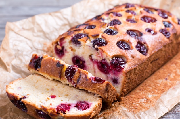 Gâteau éponge cerise sur bois