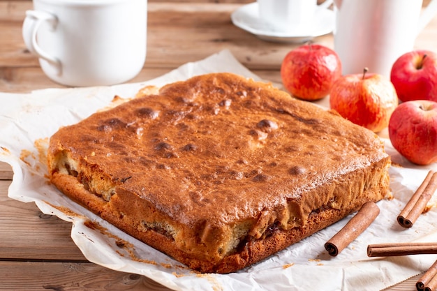 Gâteau éponge classique aux pommes sur la table mise au point sélective Gâteau fait maison