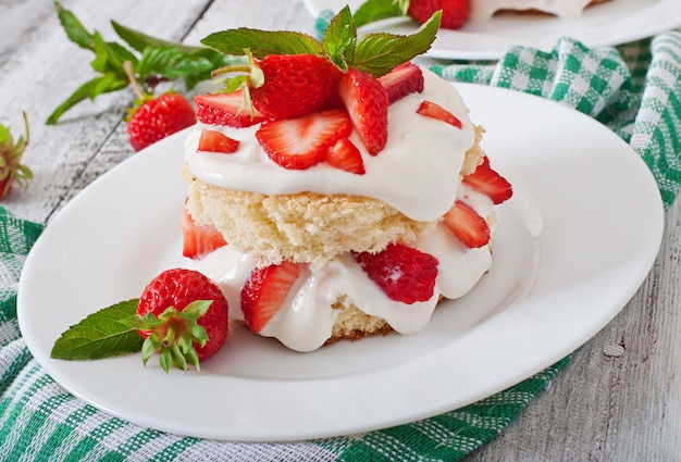 Gâteau éponge à la crème et aux fraises