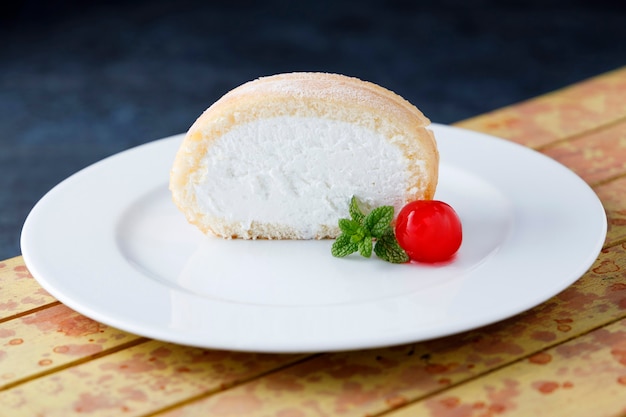 Gâteau éponge à la crème avec glaçage et menthe