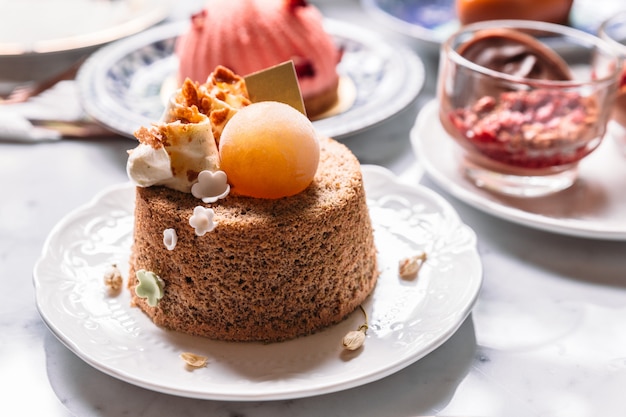 Gâteau éponge moelleux avec crème au café et sphère de glace.