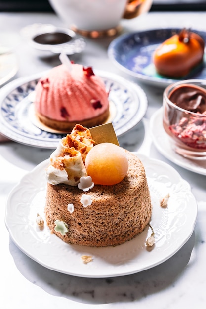 Gâteau éponge moelleux avec crème au café et sphère de glace.