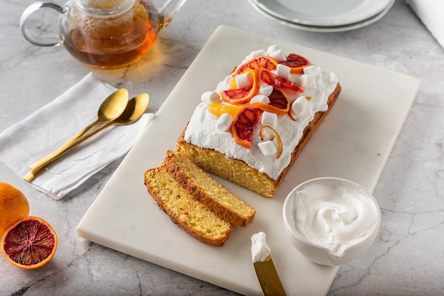 Gâteau éponge à l'orange garni d'oranges sanguines fraîches et de crème