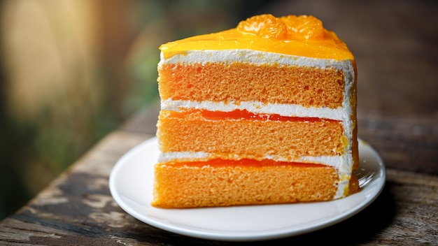 Gâteau éponge orange sur table en bois