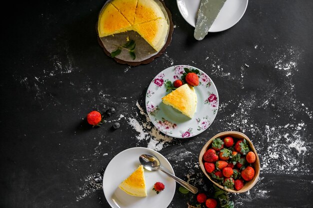 Gâteau éponge servi avec des fraises sur la table.