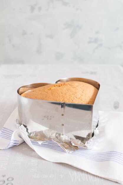 Gâteau éponge sous forme métallique