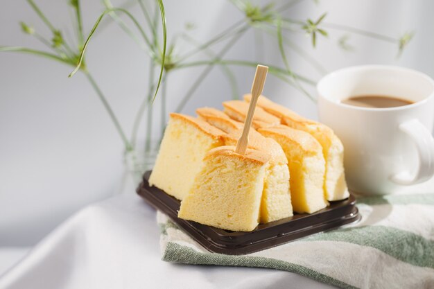 Gâteau éponge traditionnel taïwanais avec tasse de café