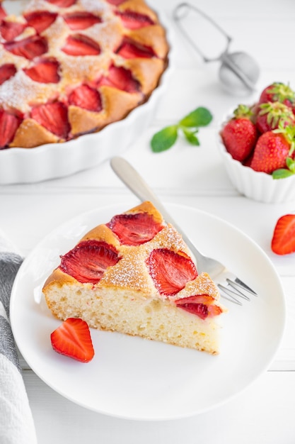 Gâteau éponge à la vanille aux fraises ou tarte aux fraises fraîches Dessert d'été Espace de copie