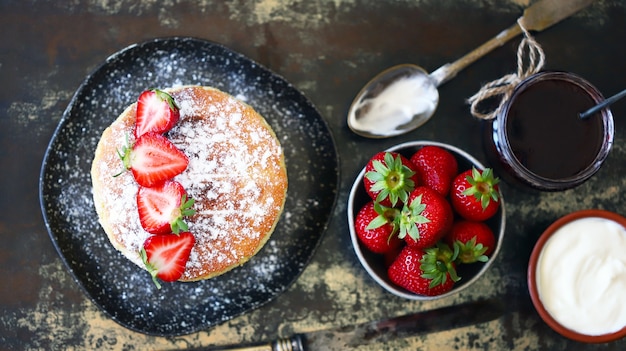 Gâteau éponge Victoria aux fraises fraîches