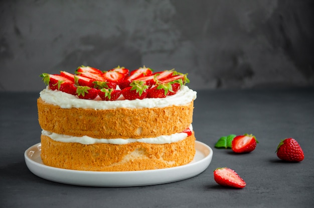 Gâteau éponge Victoria à la confiture de fraises et crème fouettée