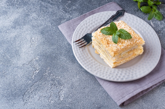 Gâteau étagé à la crème Tranche de vanille millefeuille Napoléon à la menthe