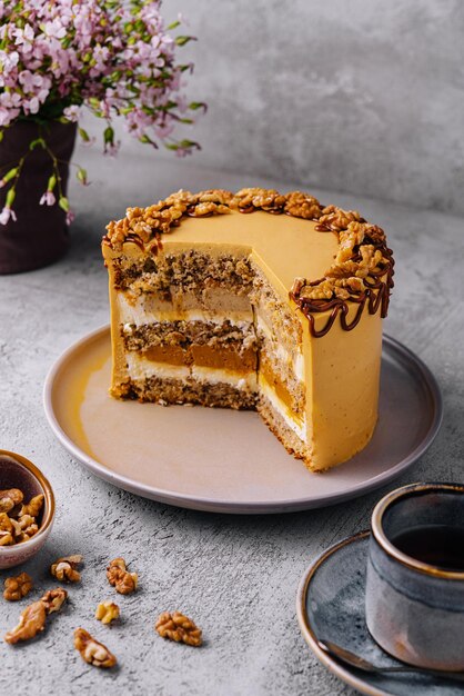 Gâteau étagé fantaisie aux noix et caramel