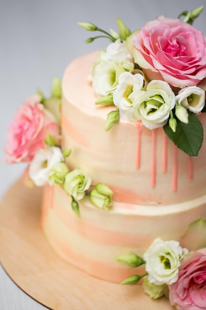 Gâteau étagé avec fleurs fraîches et macarons