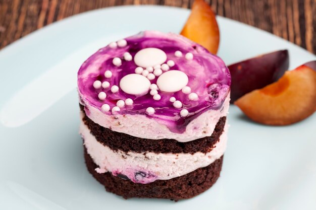 Gâteau étagé violet sucré au goût de myrtilles