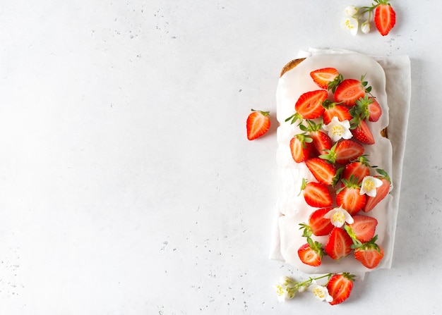 Gâteau d'été aux fraises sur fond de tableau blanc