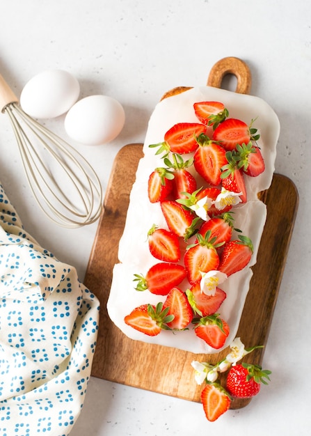 Gâteau d'été aux fraises sur fond de tableau blanc