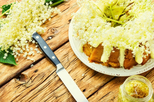 Gâteau d'été fait maison garni de fleurs de sureau.