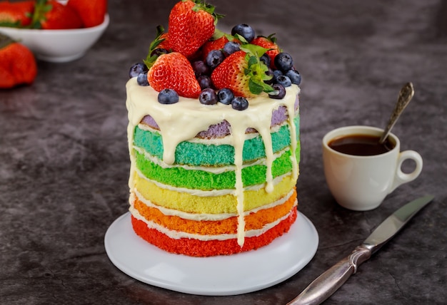 Gâteau d'été savoureux avec des baies et une tasse de café.