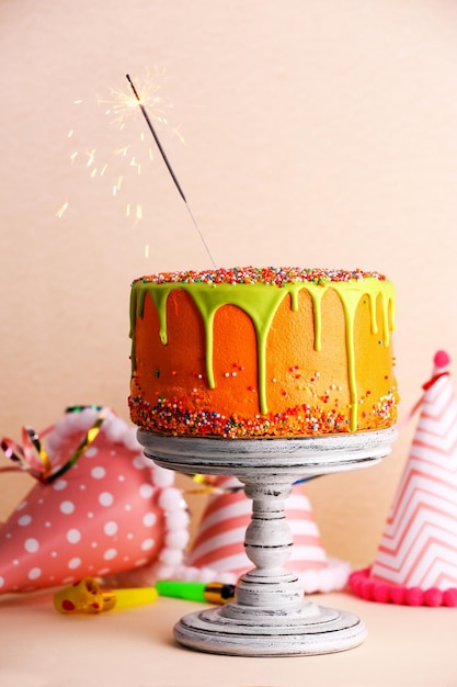 Un gâteau avec des étincelles sur fond coloré
