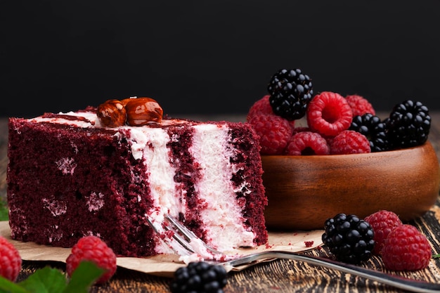 Un gâteau fait de gâteaux rouges au goût de baies