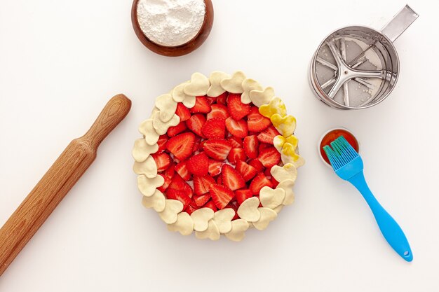 Gâteau fait main avec des fraises fraîches