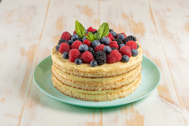 Gâteau fait maison avec des baies fraîches sur fond en bois.