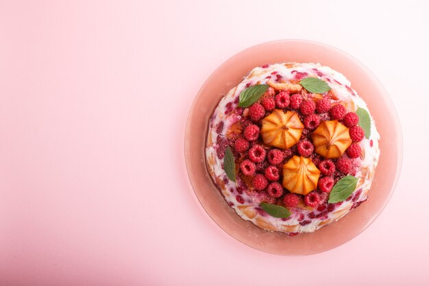 Gâteau fait maison avec du lait, des biscuits et des framboises. vue de dessus.