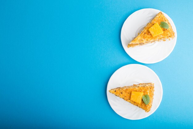 Gâteau fait maison avec kaki et citrouille sur fond bleu. vue de dessus, espace copie.