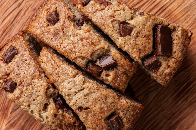 Gâteau fait maison avec des morceaux de chocolat