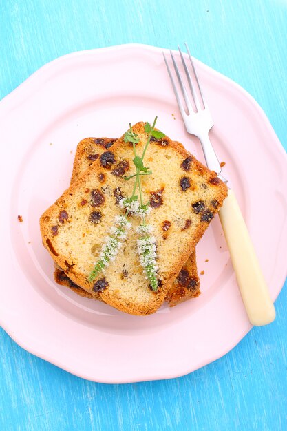 Gâteau fait maison avec des raisins secs