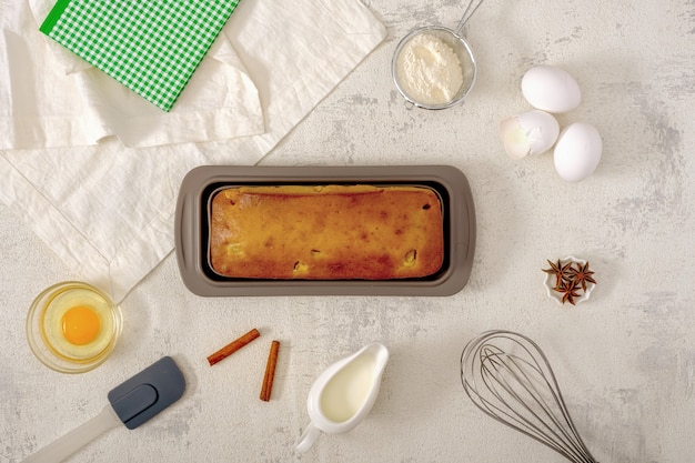 gâteau fait maison sous forme de silicone avec des ingrédients sur fond blanc