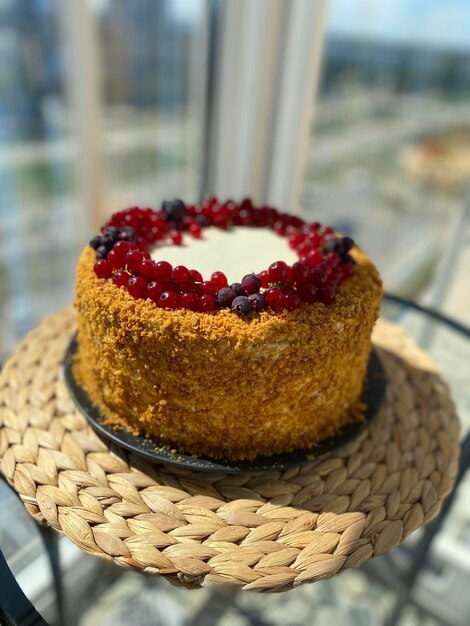 Photo gâteau festif au miel décoré de baies vivantes et de miettes