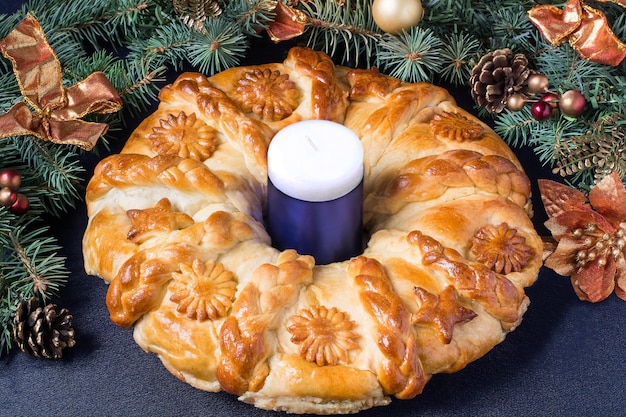 Photo le gâteau festif original en forme de couronne de noël