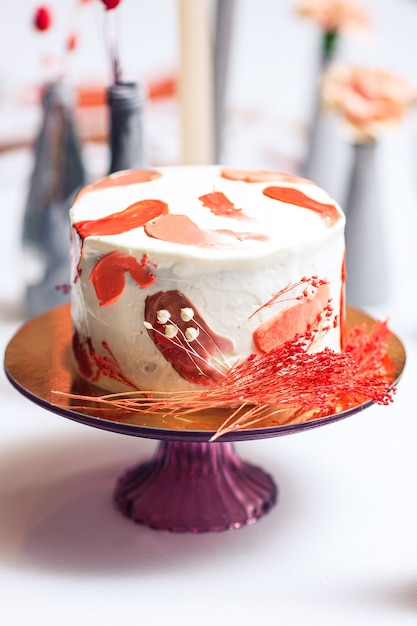 Gâteau de fête aux couleurs rouges sur table de banquet.