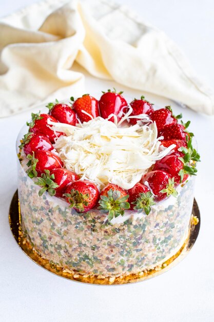 Un gâteau de fête aux fraises sur un fond blanc