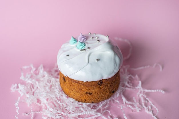 Photo gâteau de fête en glaçage blanc avec des décorations sur un fond rose