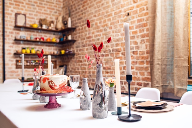Gâteau de fête en rouge sur la table de banquet. décoration intérieure du restaurant.