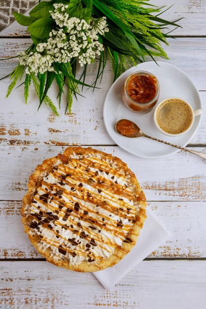 Gâteau de fête avec sauce au caramel, chocolat et café