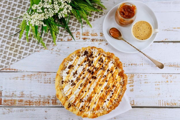 Gâteau De Fête Savoureux Sur Table Blanche Avec Sauce Au Caramel