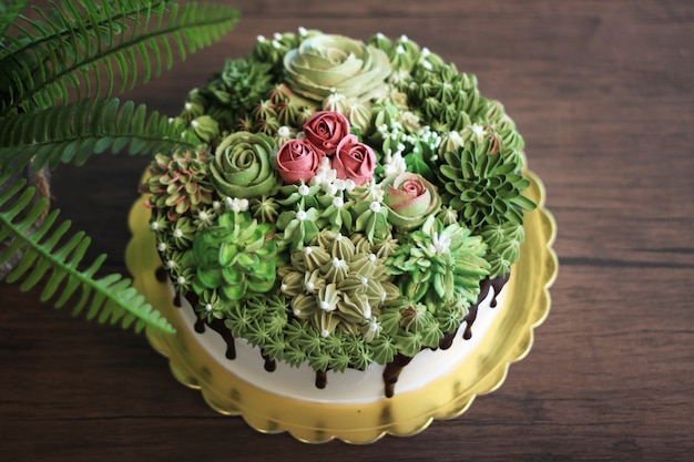 gateau de fleurs pour un jour de naissance heureux