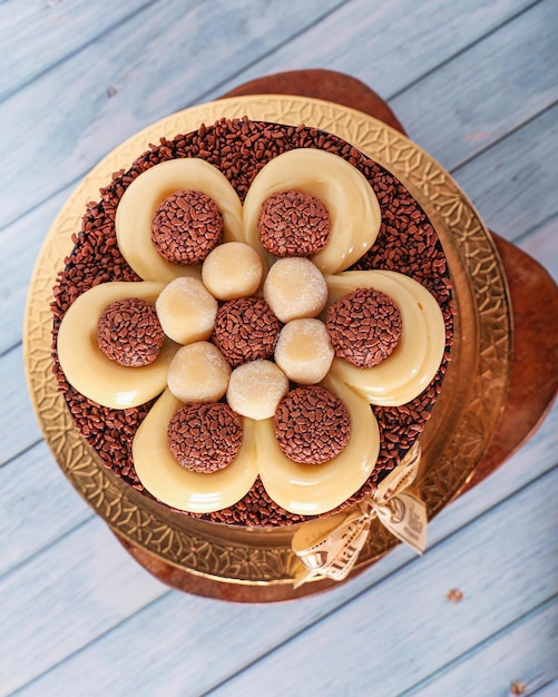 Un gâteau avec des flocons de chocolat et de noix sur le dessus