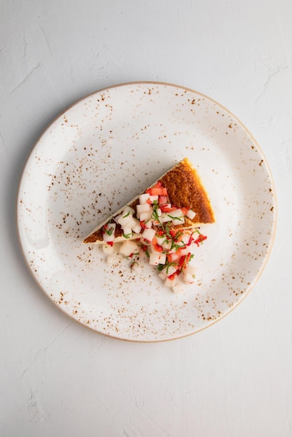 Gâteau et fond blanc fond isolé blanc avec des chemins de détourage et des feuilles de menthe isolées