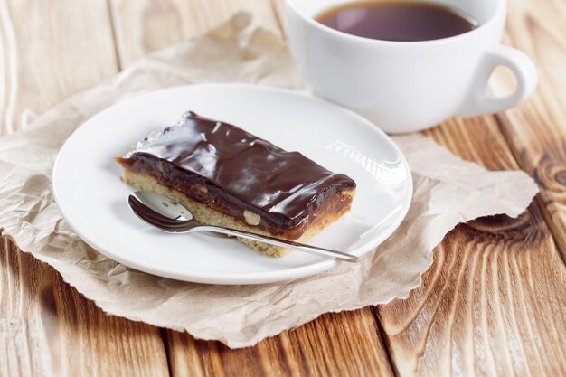 Gâteau sur fond en bois ancien