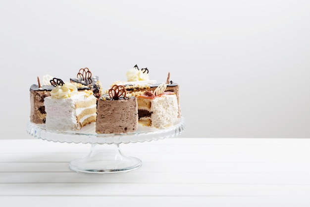 Gâteau sur fond de bois blanc