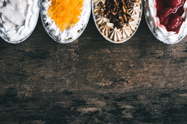 Gâteau sur fond de bois noir.