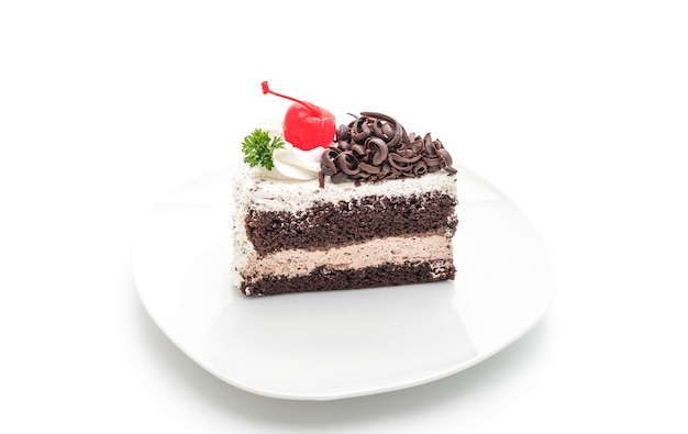 gâteau de forêt noire sur fond blanc