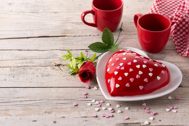 Gâteau en forme de coeur pour la Saint-Valentin ou la fête des mères sur une table en bois